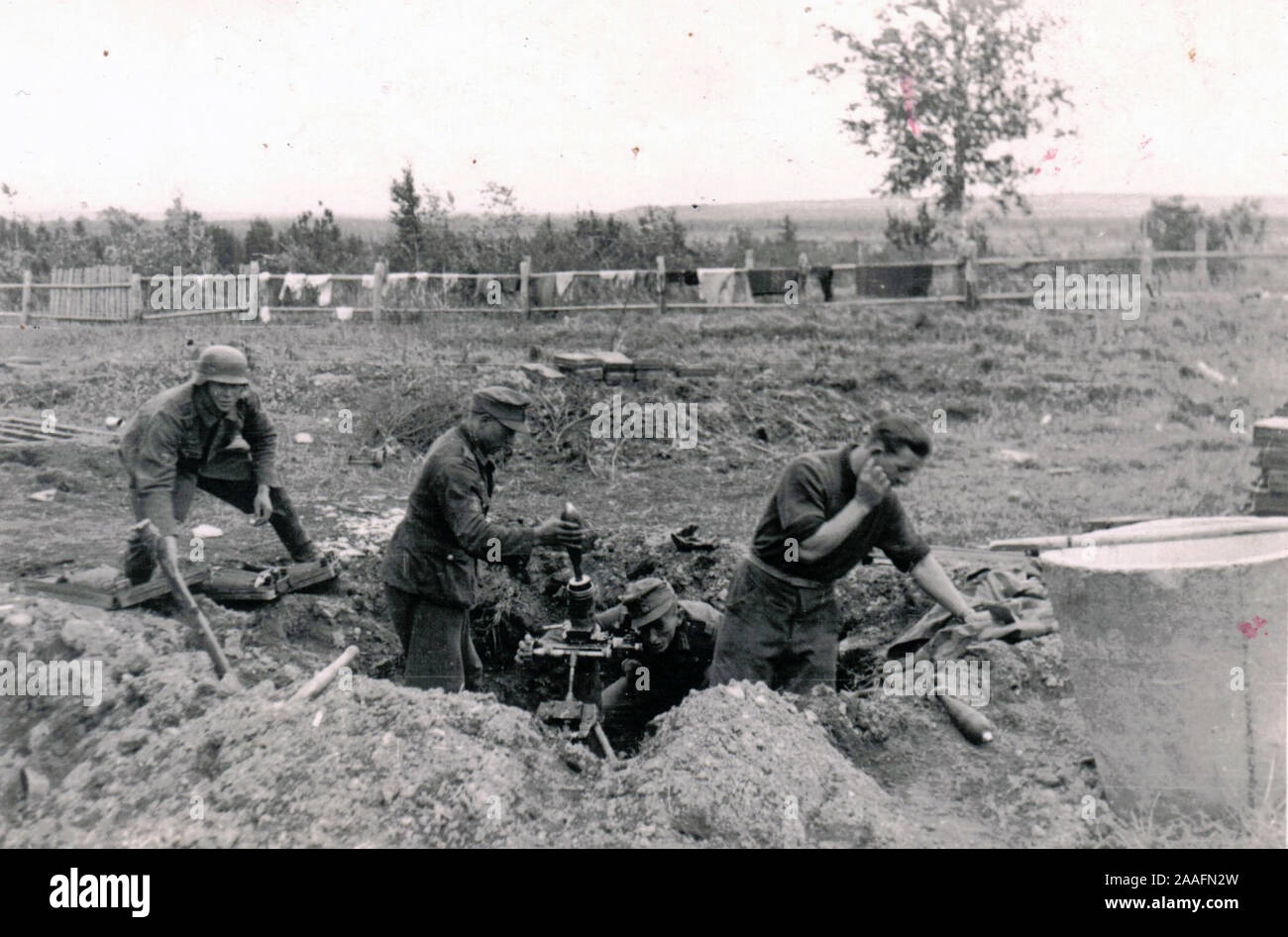 Ein s/w-Foto aus dem Zweiten Weltkrieg von einer deutschen Mörserbesatzung im Einsatz auf dem südlichen Sektor der Russischen Front im Jahr 1942 . Die Crew stammt aus einem Bergtruppenregiment Stockfoto