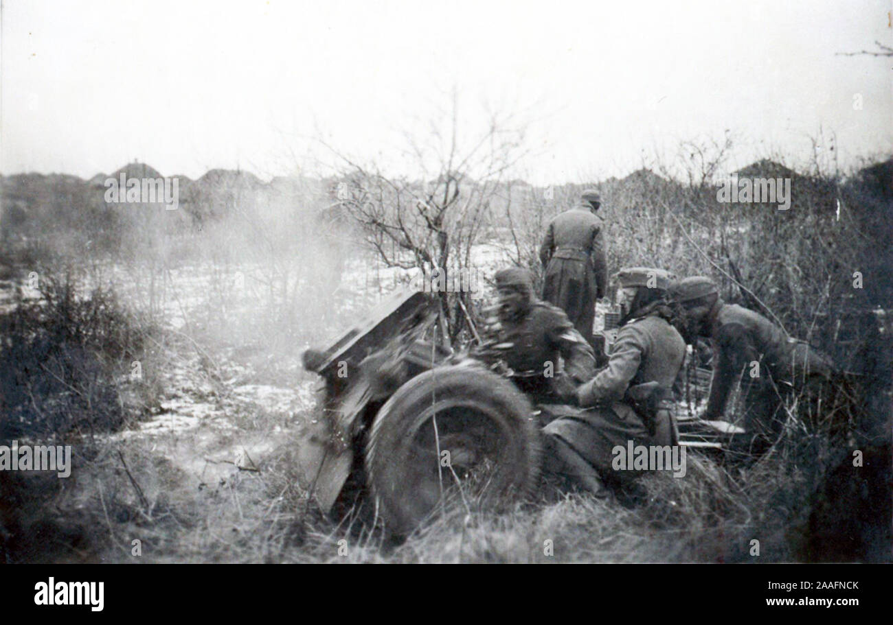 Wehrmachtseinheiten mit einem leichten Infanteriegewehr an der Russischen Front 1942 . 2. Weltkrieg s/w Privates Foto aus dem Deutschen Archiv Stockfoto