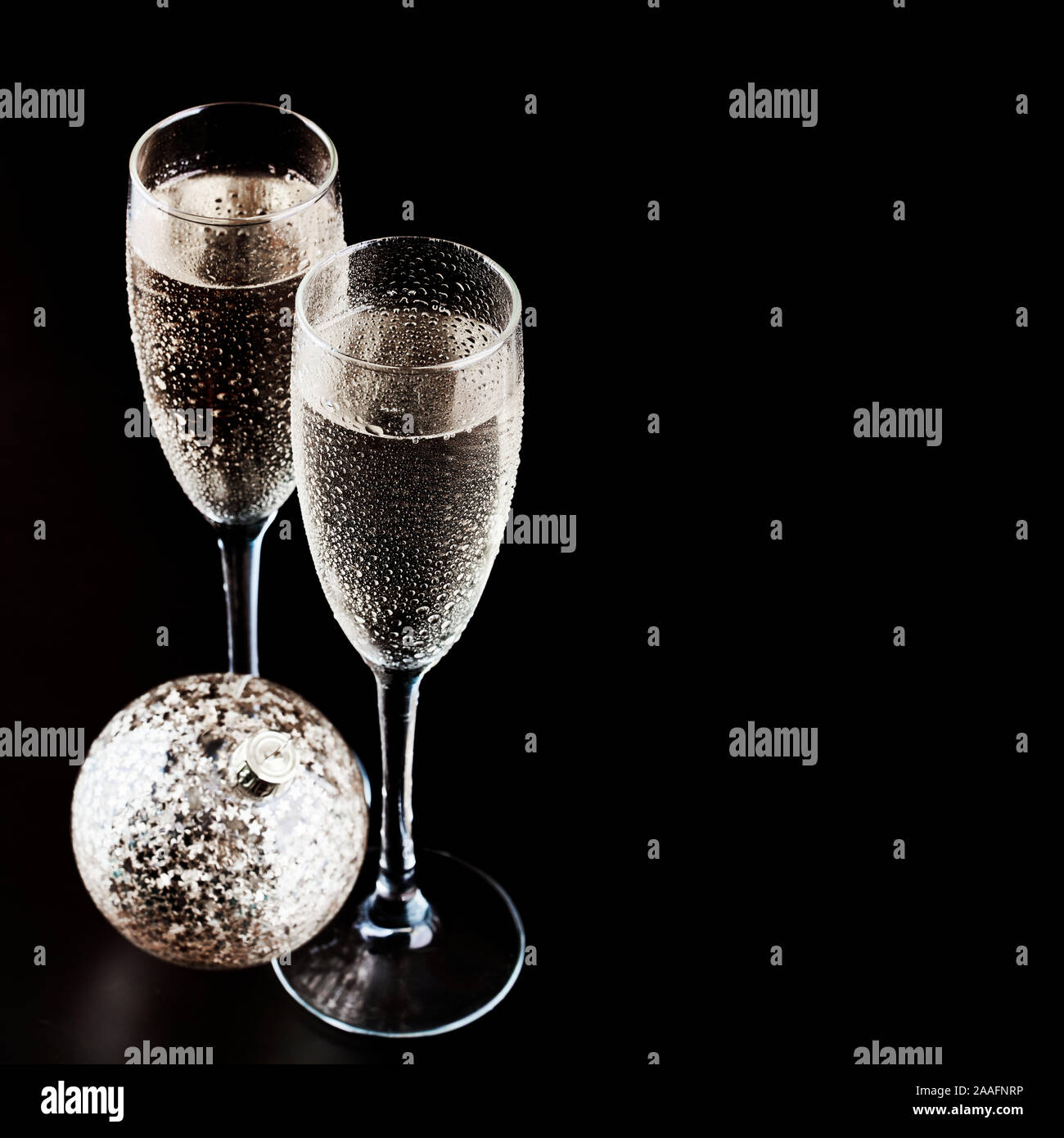 Zwei Gläser Champagner mit Weihnachten Deko Kugel Stockfoto