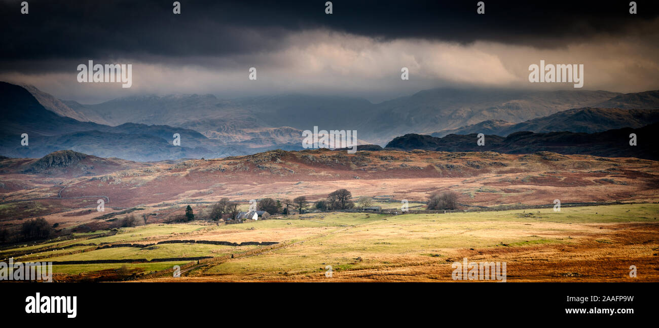 Dark Sky und das goldene Licht über Biker fiel. Stockfoto