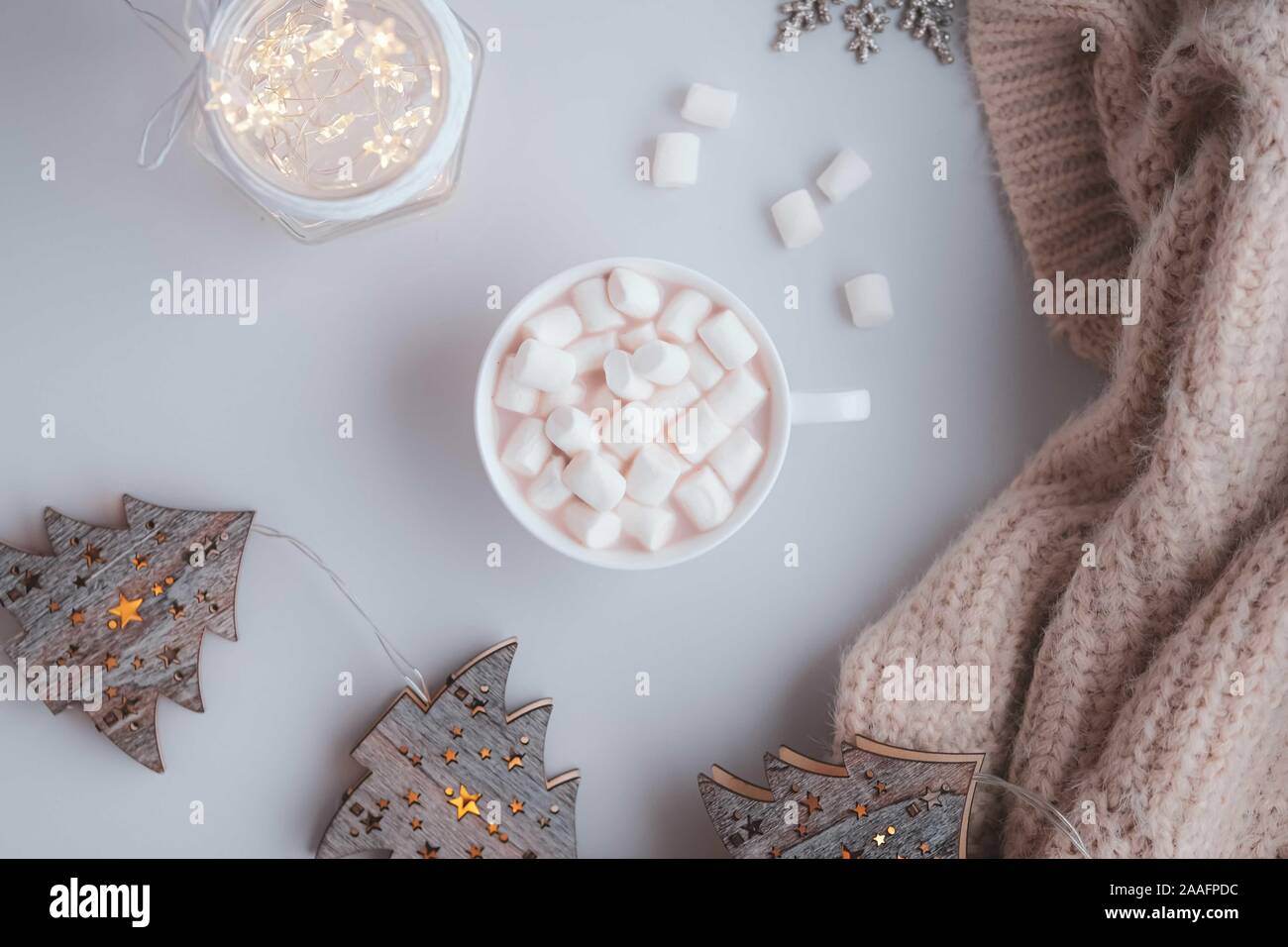 Kalte Herbst oder Winter einrichten. Warmen Kakao mit Marshmallows. Gemütliche Szene, hygge Konzept, top Ausblick. Pastellfarben. Weihnachten steht vor der Tür. Stockfoto