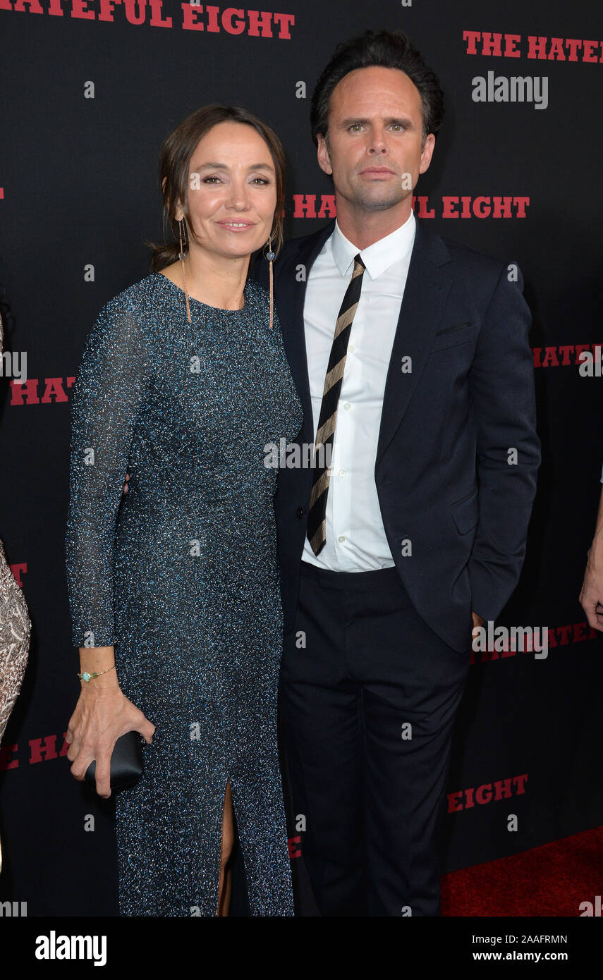 LOS ANGELES, Ca - 7. DEZEMBER 2015: Schauspieler Walton Goggins & Frau Nadia Conners bei der Premiere "Die hasserfüllte Acht' © 2015 Paul Smith/Featureflash Stockfoto