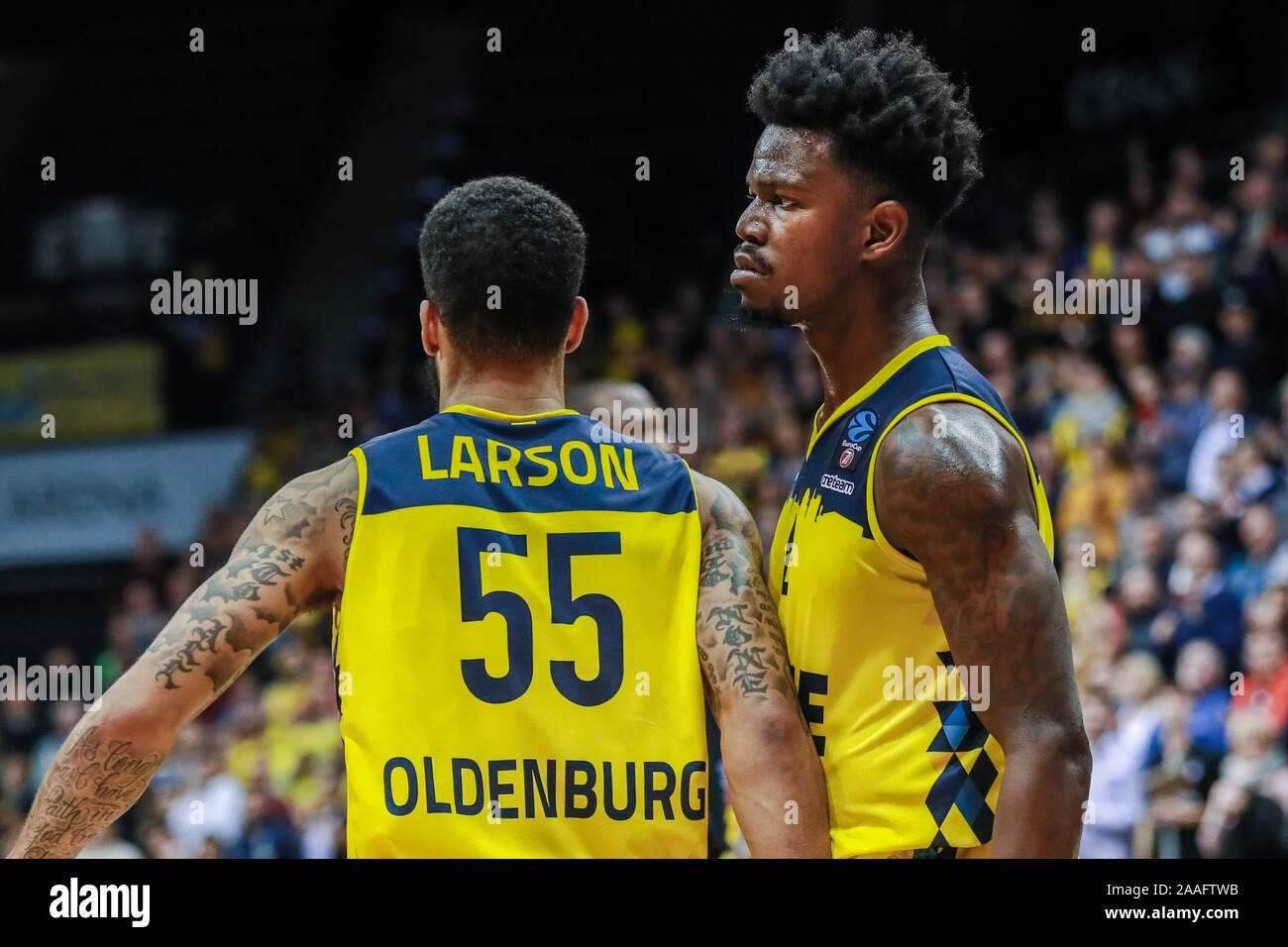 Oldenburg, Deutschland, 20. November 2019: Tyler Larson und Gerry Blakes während des Spiels EWE Baskets Oldenburg vs Aquila Korb Trento Stockfoto