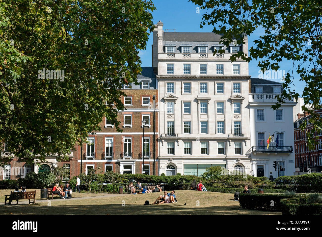 Menschen entspannen in Cavendish Square Marylebone, Westminster London W1 Stockfoto