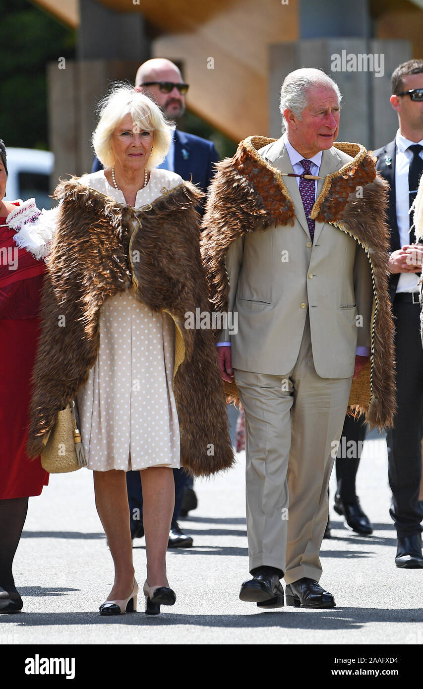 Der Prinz von Wales und die Herzogin von Cornwall während ihres Besuchs in Tuahiwi Marae, eine Stammes- Treffpunkt auf der Südinsel von Neuseeland, am sechsten Tag des königlichen Besuch. Stockfoto