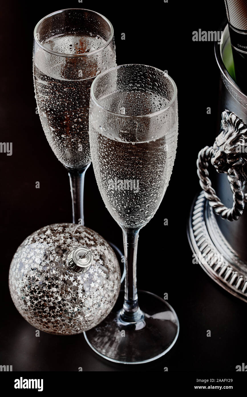 Zwei Gläser Champagner mit Weihnachten Deko Kugel und vintage Ice Bucket mit einer Flasche Champagner Stockfoto