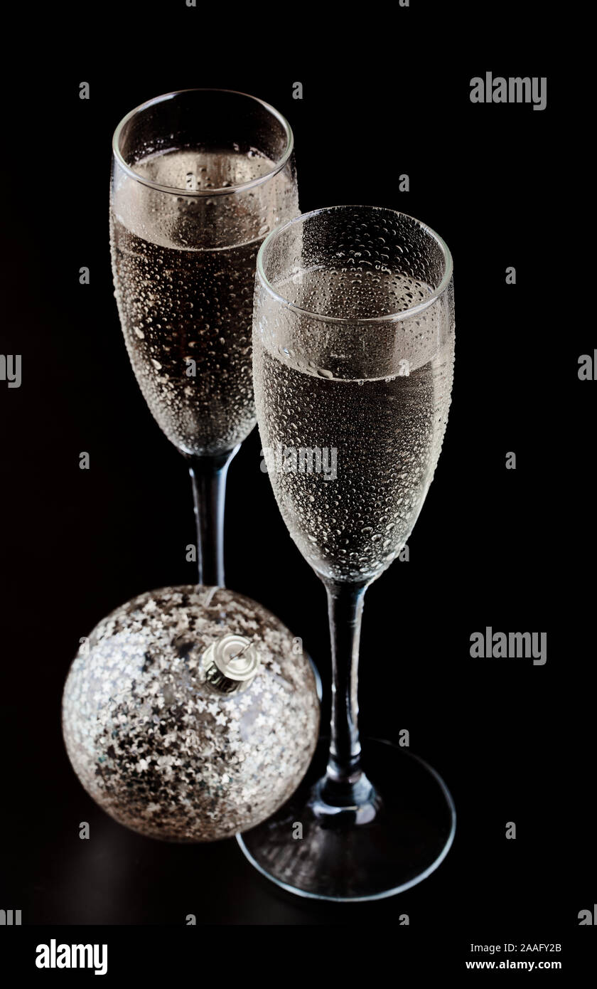 Zwei Gläser Champagner mit Weihnachten Deko Kugel Stockfoto