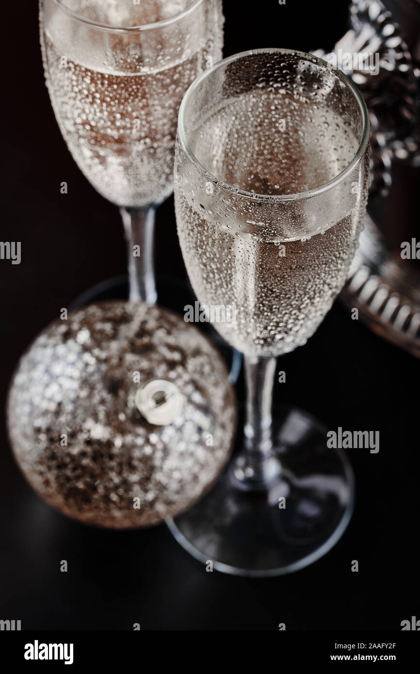Zwei Gläser Champagner mit Weihnachten Deko Kugel und vintage Ice Bucket mit einer Flasche Champagner Stockfoto
