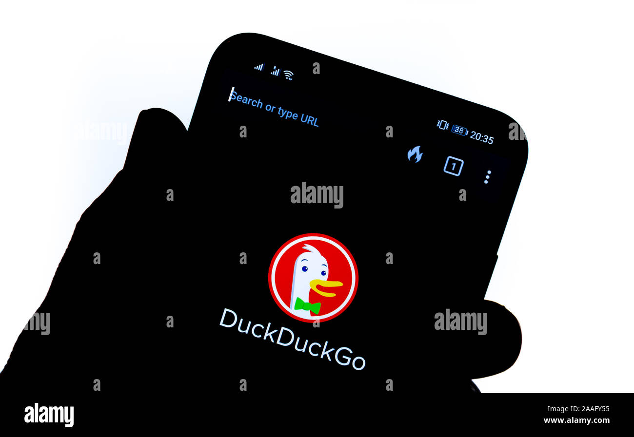 DuckDuckGo App auf dem Bildschirm des Smartphones gedrückt, durch die die Silhouette eines Hand. DuckDuckGo ist eine Internet Suchmaschine, die sich auf die Privatsphäre des Benutzers. Stockfoto