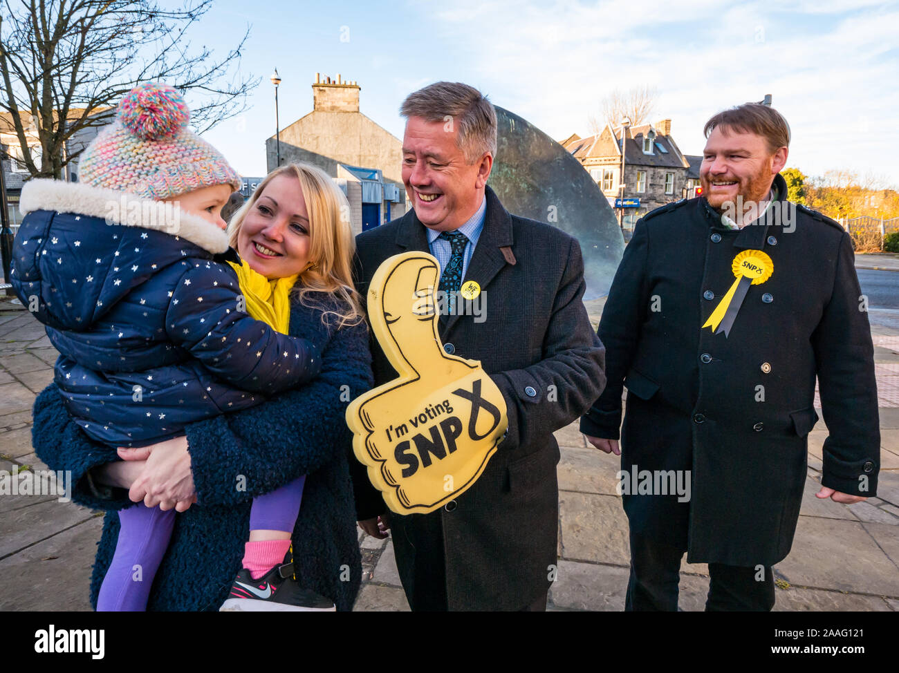 Loanhead, Midlothian, Schottland, Vereinigtes Königreich: 2019 Bundestagswahlkampf. SNP delegieren Leader Keith Brown MSP & Owen Thomson, SNP-Kandidat mit Frau Kelly Stockfoto