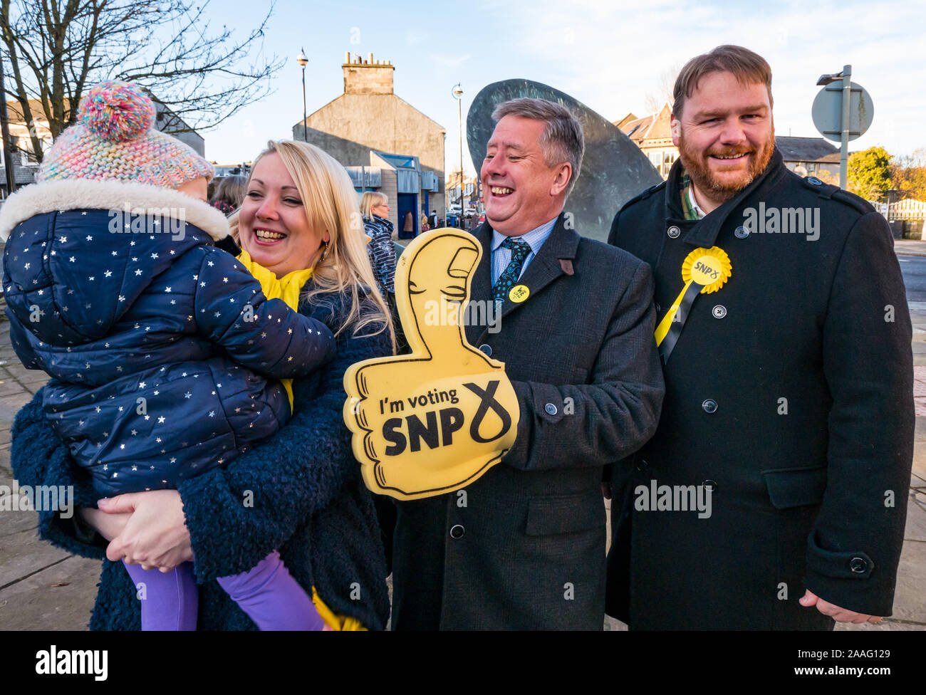 Loanhead, Midlothian, Schottland, Vereinigtes Königreich: 2019 Bundestagswahlkampf. SNP delegieren Leader Keith Brown MSP & Owen Thomson, SNP-Kandidat mit Frau Kelly Stockfoto