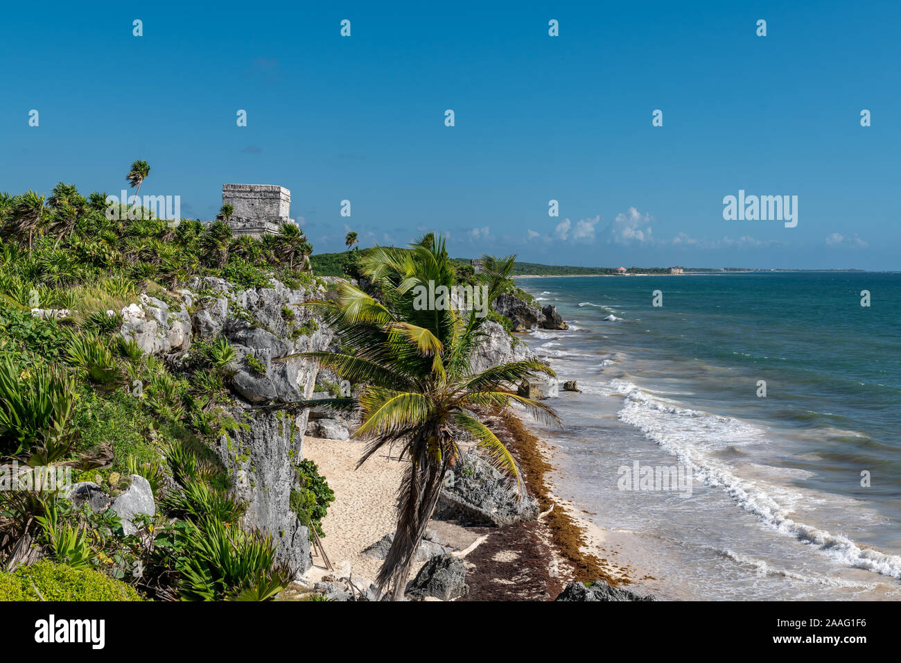 Schöner Strand in Tulum Mexiko, Ruinen Maya auf der Klippe. Stockfoto