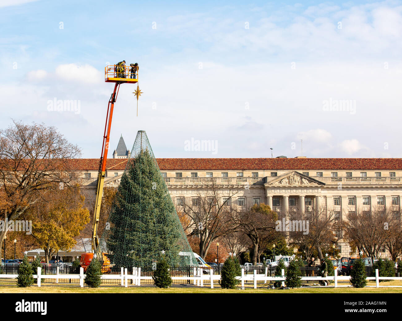 Setzen des Sterns auf den Weihnachtsbaum in der Ellipse vor dem Weißen Haus in Washington, DC Stockfoto