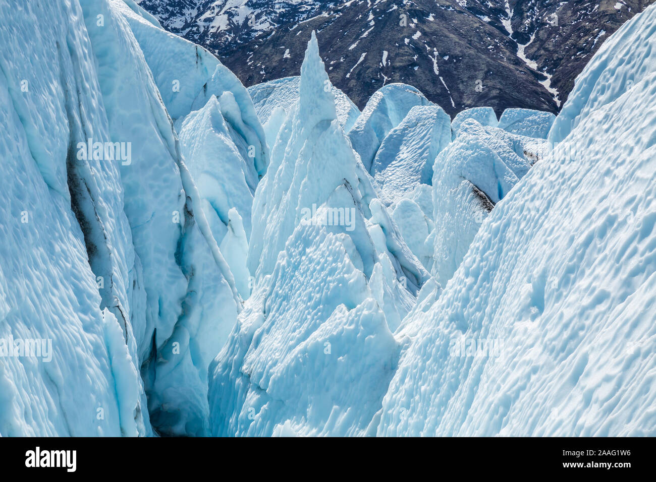 Blick nach unten in einen Eisfall des Matanuska Gletscher in Alaska. Gebrochene Eis, seracs und Gletscherspalten machen das Reisen durch unglaublich gefährlich. Stockfoto