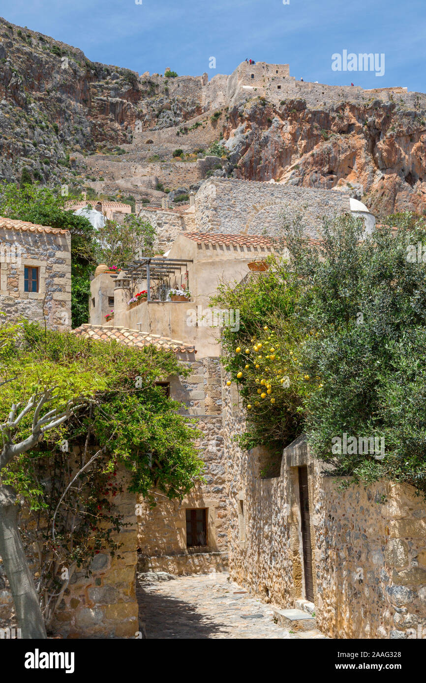 Mittelalterliche Gebäude auf einem Hügel des historischen, griechischen Insel Momenvasia in die Region Peloponnes in Griechenland. Stockfoto