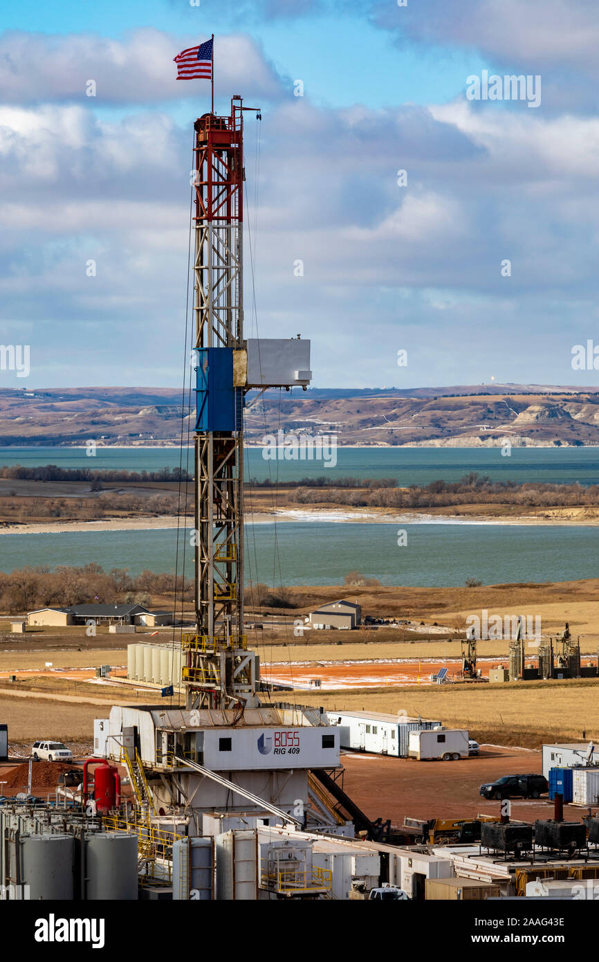 Watford City, North Dakota - Ölförderung in der Bakken Schieferanordnung in der Nähe des Missouri River. Stockfoto