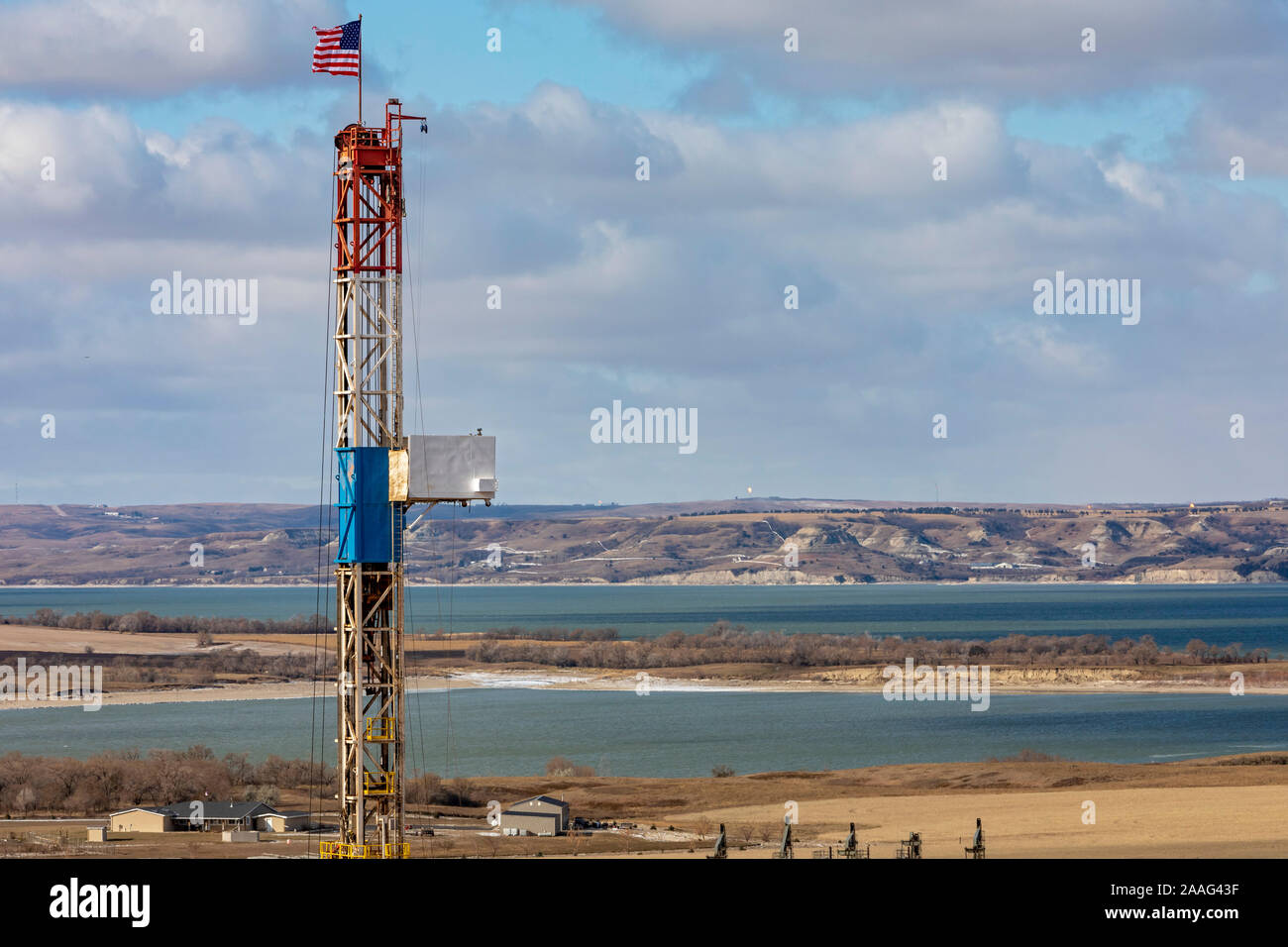 Watford City, North Dakota - Ölförderung in der Bakken Schieferanordnung in der Nähe des Missouri River. Stockfoto