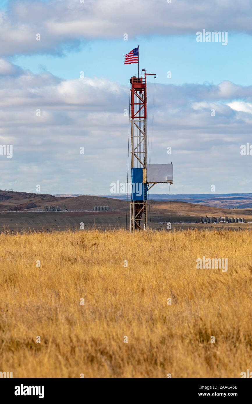 Watford City, North Dakota - Ölförderung in der Bakken Schieferanordnung in der Nähe des Missouri River. Stockfoto
