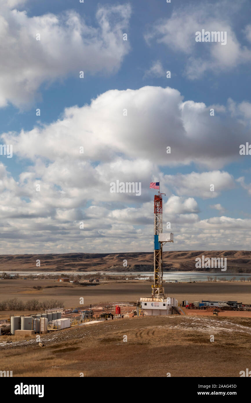 Watford City, North Dakota - Ölförderung in der Bakken Schieferanordnung in der Nähe des Missouri River. Stockfoto