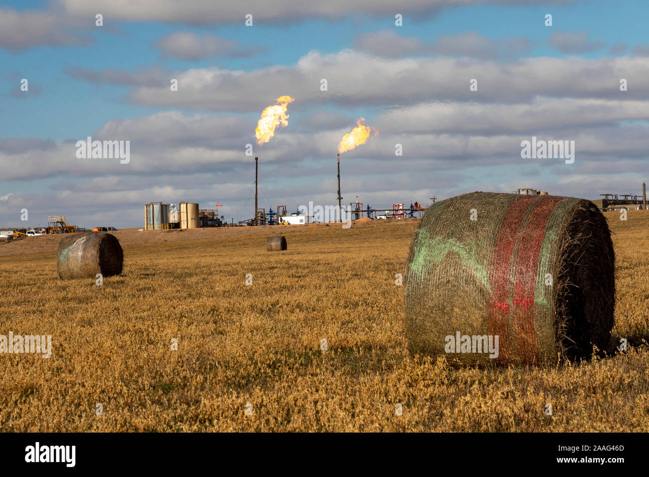 Watford City, North Dakota - Erdgas ist ein Öl Produktionsstandort in der Bakken Schieferanordnung entbrannt. Stockfoto