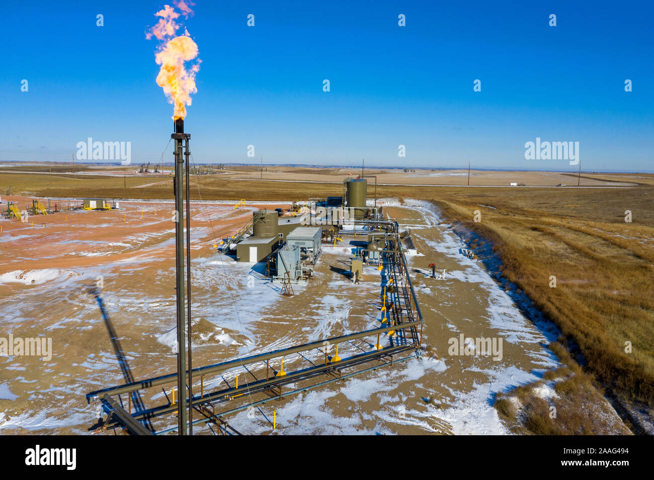 Watford City, North Dakota - Erdgas ist ein Öl Produktionsstätte in der Bakken Schieferanordnung entbrannt. Stockfoto