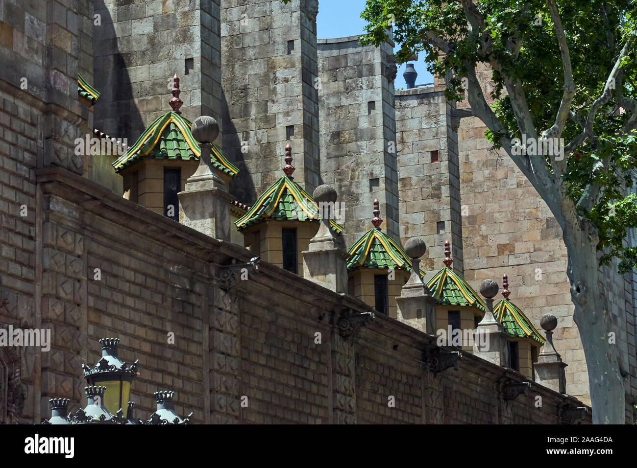 Grüne Gelbe Giebel an der Fassade der Parroquia de la Verge de Betlem in Barcelona Stockfoto