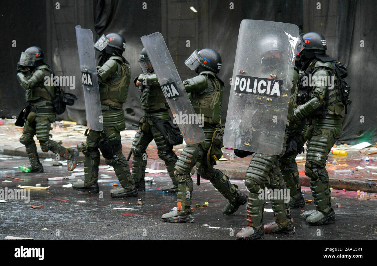 Bogota, Kolumbien. Nov, 2019 21. Polizei schützen sich auf Bolivar Square während eines landesweiten Streik in der Innenstadt von Bogota. Studenten, Bauern und Arbeiter demonstrierten am Donnerstag von verschiedenen Punkten in der Mitte der Hauptstadt. Zahlreiche Sicherheitskräfte wurden bereitgestellt und die Grenzen mit den Nachbarländern wurden geschlossen. Credit: Str/dpa/Alamy leben Nachrichten Stockfoto