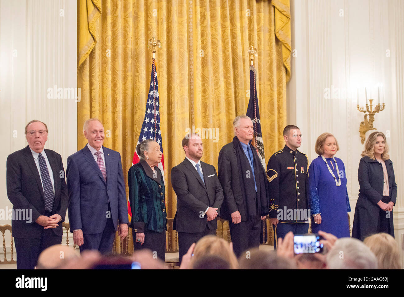 Washington DC, 21. November 2019 - Präsident Donald J Trumpf stellt die National Medal of Arts zu Allison Krause, Sharon Percy Rockefeller, die Musiker der Vereinigten Staaten militärische und Jon Voight. Er gegenwärtig die nationalen Geistes- Medaillen zum Claremont Institute, Teresa Lozanzo Lange, Küchenchef Patrick J O'Connell und Autor James Patterson im Weißen Haus in Washington DC. Patsy Lynch/MediaPunch Stockfoto