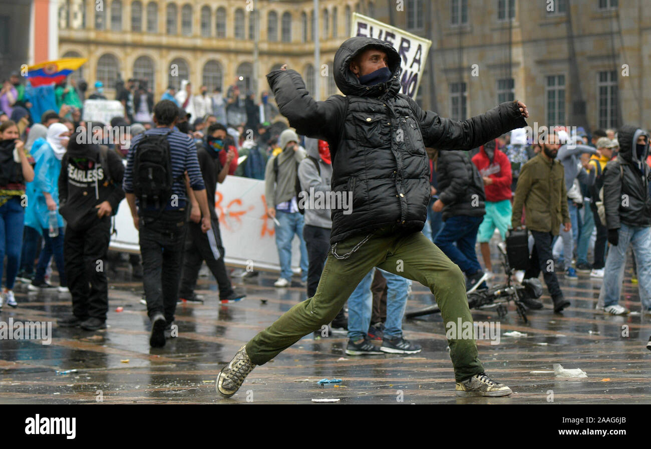 Bogota. Nov, 2019 21. Die Demonstranten kritisieren die kolumbianische Regierung auf die Bolivar Square in Bogota. Credit: Str/dpa/Alamy leben Nachrichten Stockfoto