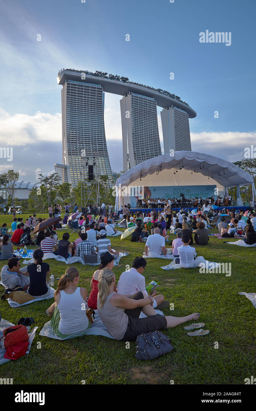 SINGAPUR - 21. JULI 2012: Konzert im Park in Singapur am 21. Juli 2012. Stockfoto