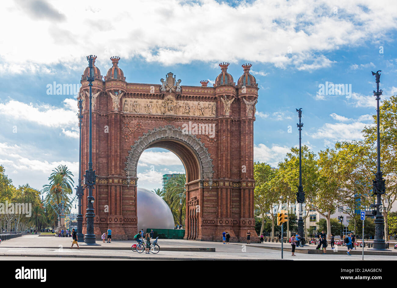 Touristen in Barcelona Arch Stockfoto