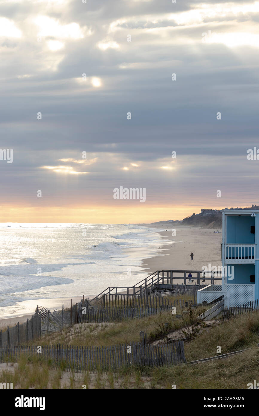 Atlantik Küste bei Sonnenuntergang in der Nebensaison Stockfoto