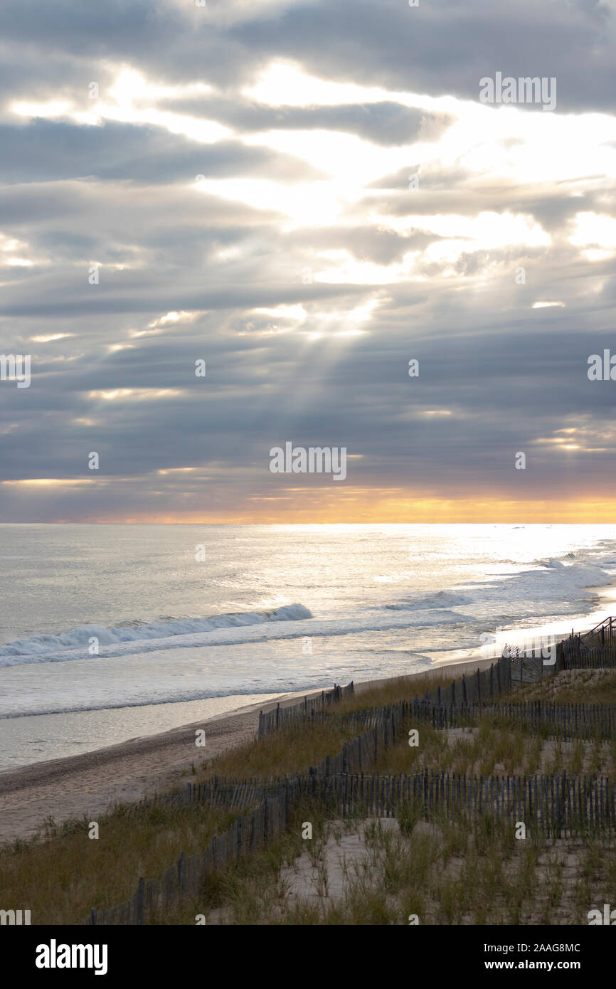 Atlantik Küste bei Sonnenuntergang in der Nebensaison Stockfoto