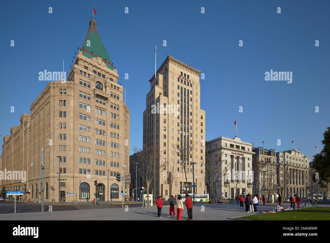 Das Peace Hotel [links] und die Bank of China Gebäude gleich neben dem Bund in Shanghai, China. Stockfoto
