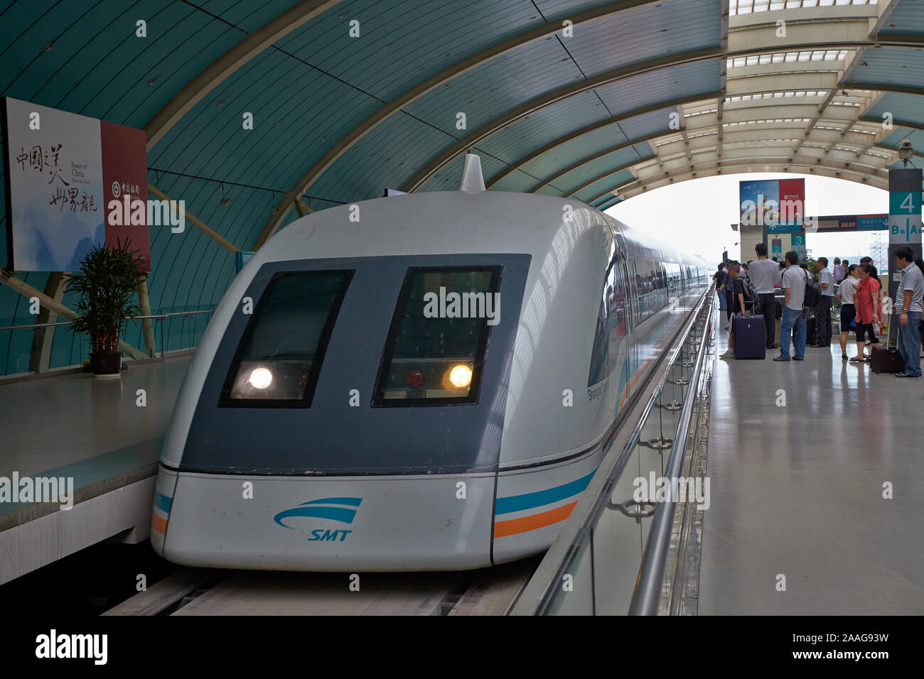 Der Shanghaier Meglev Zug, der bereit ist, vom Bahnhof Longyang Road abzufahren, der in Shanghai, China, aufgenommen wurde. Stockfoto