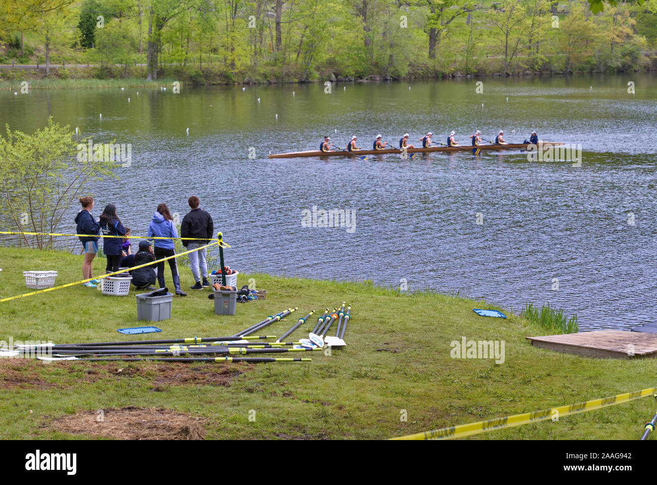 Neue Preston, CT USA. Mai 2016. Recovery Teams am Ufer warten klare Docks für eingehende crew Boote zu helfen. Stockfoto