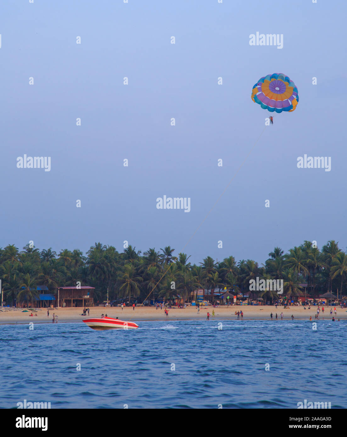 Parasailing bei Malpe Beach (Udupi, Karnataka, Indien) Stockfoto