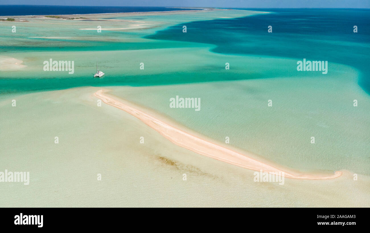 Luftaufnahmen von der Lagune von Rangiroa im Tuamotu arghipelago - Segelboot im Anchorage Stockfoto