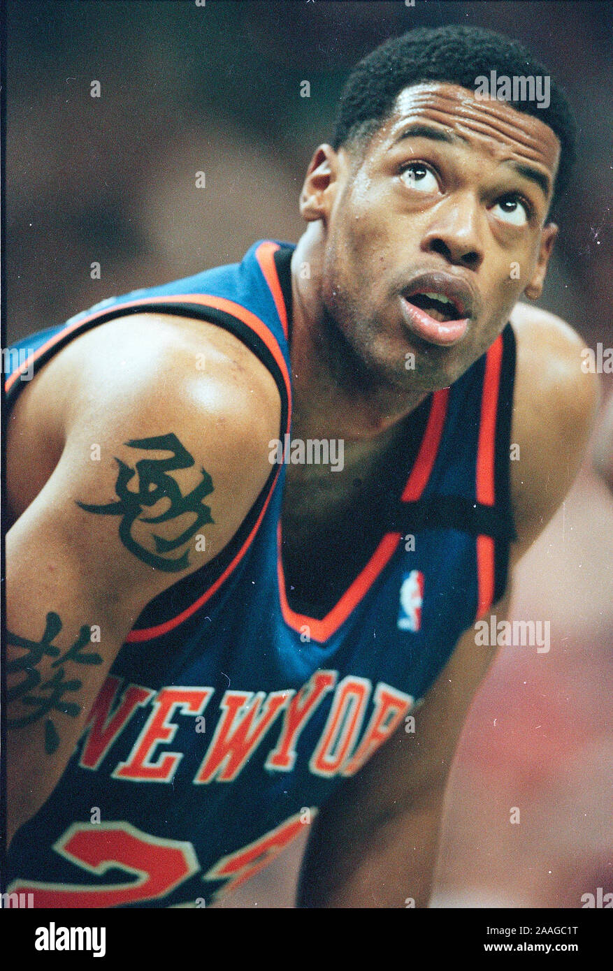 New York Knicks #23 Marcus Camby beim Spiel gegen die Boston Celtics im Fleet Center in Boston, Ma USA Feb 26,1999 Foto von Bill belknap Stockfoto