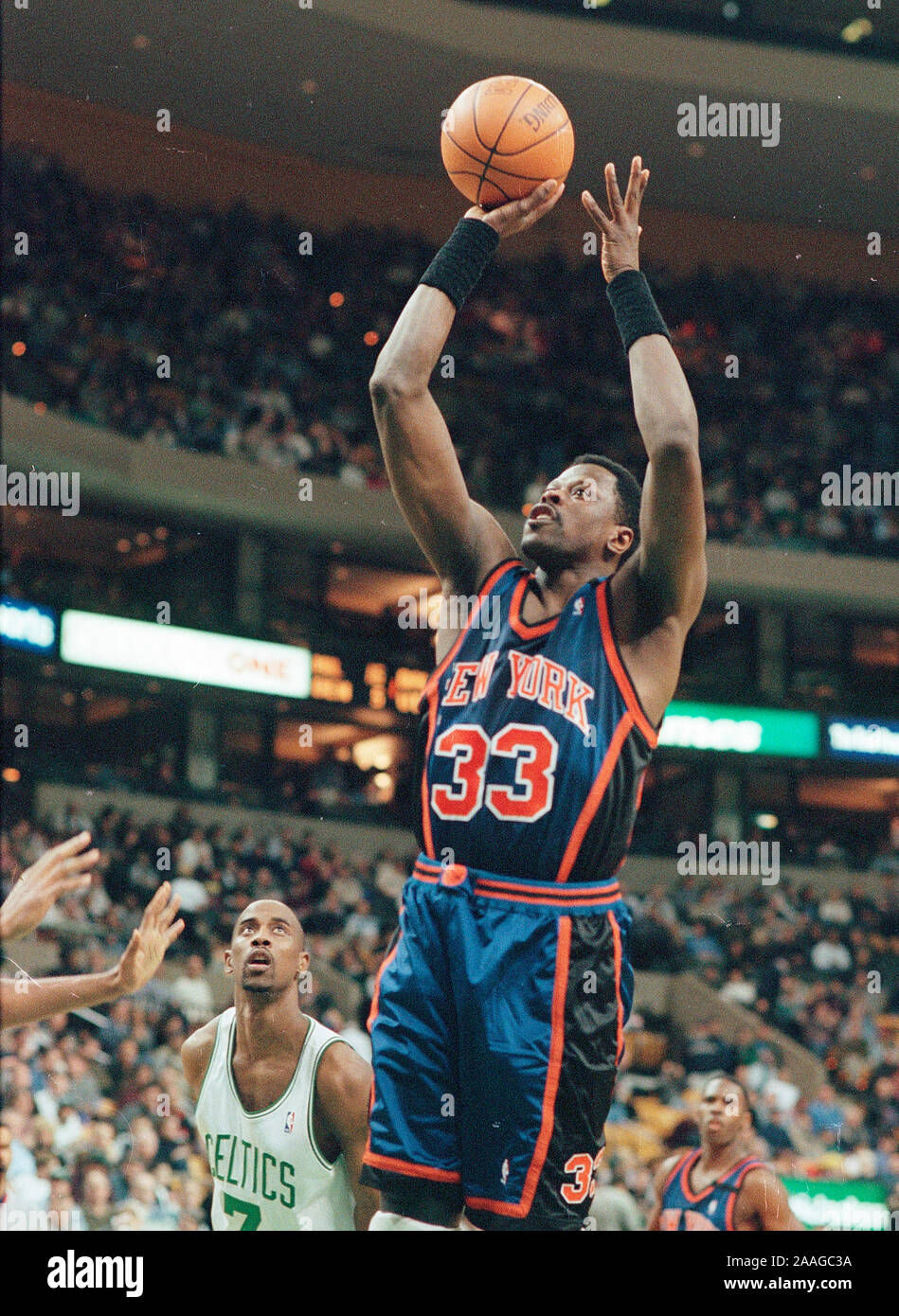 New York Knicks #33 Patrick Ewing und schießt den Ball beim Basketball spiel action im Fleet Center in Boston, Ma USA Feb 26,1999 Foto von Bill belknap Stockfoto
