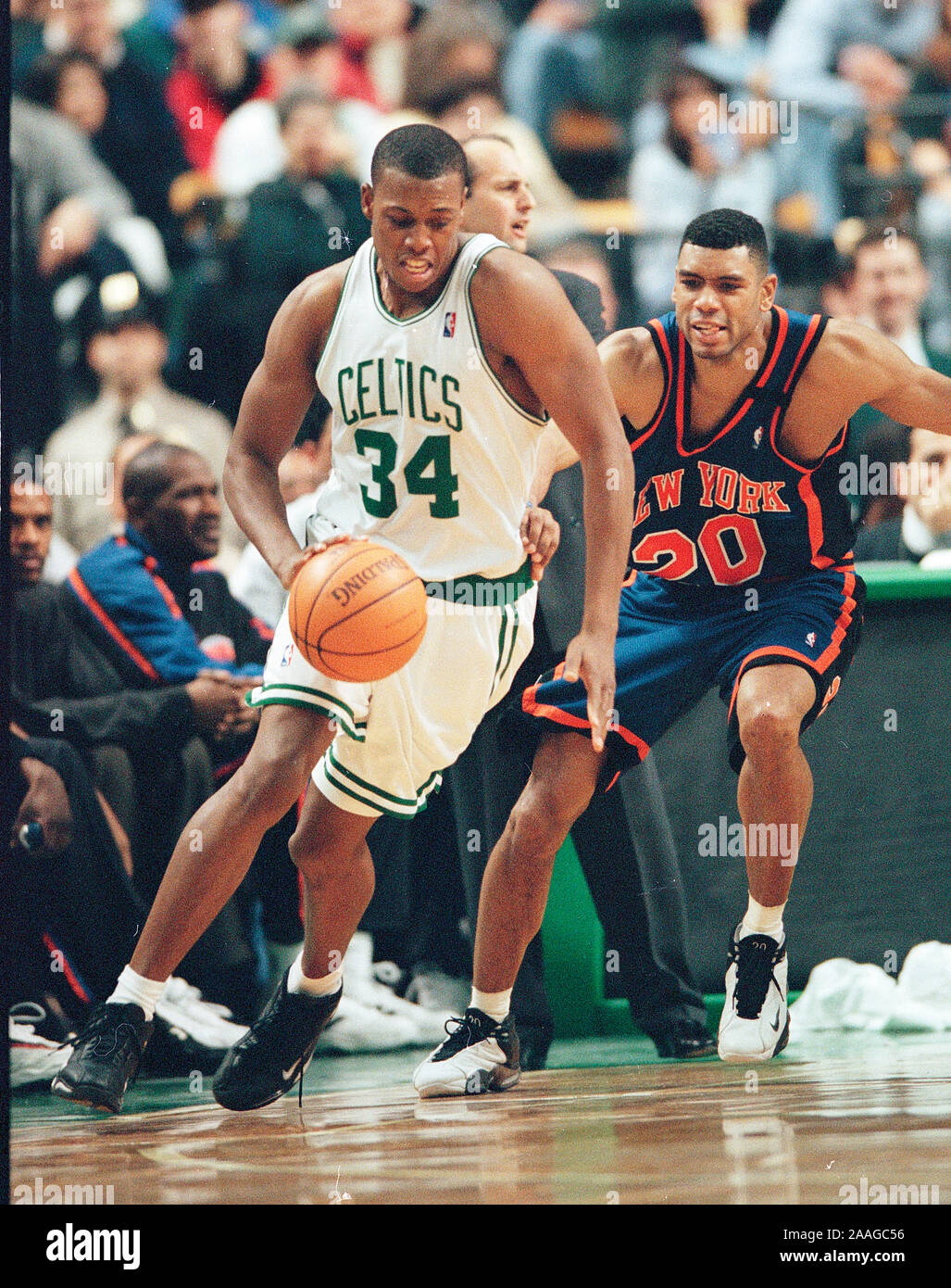 Boston Celtics #34 Paul Pierce im Basketball Spiel gegen die New York Knicks #20 Alan Houston im Fleet Center in Boston, Ma USA Feb 26,1999 Foto von Bill belknap Stockfoto