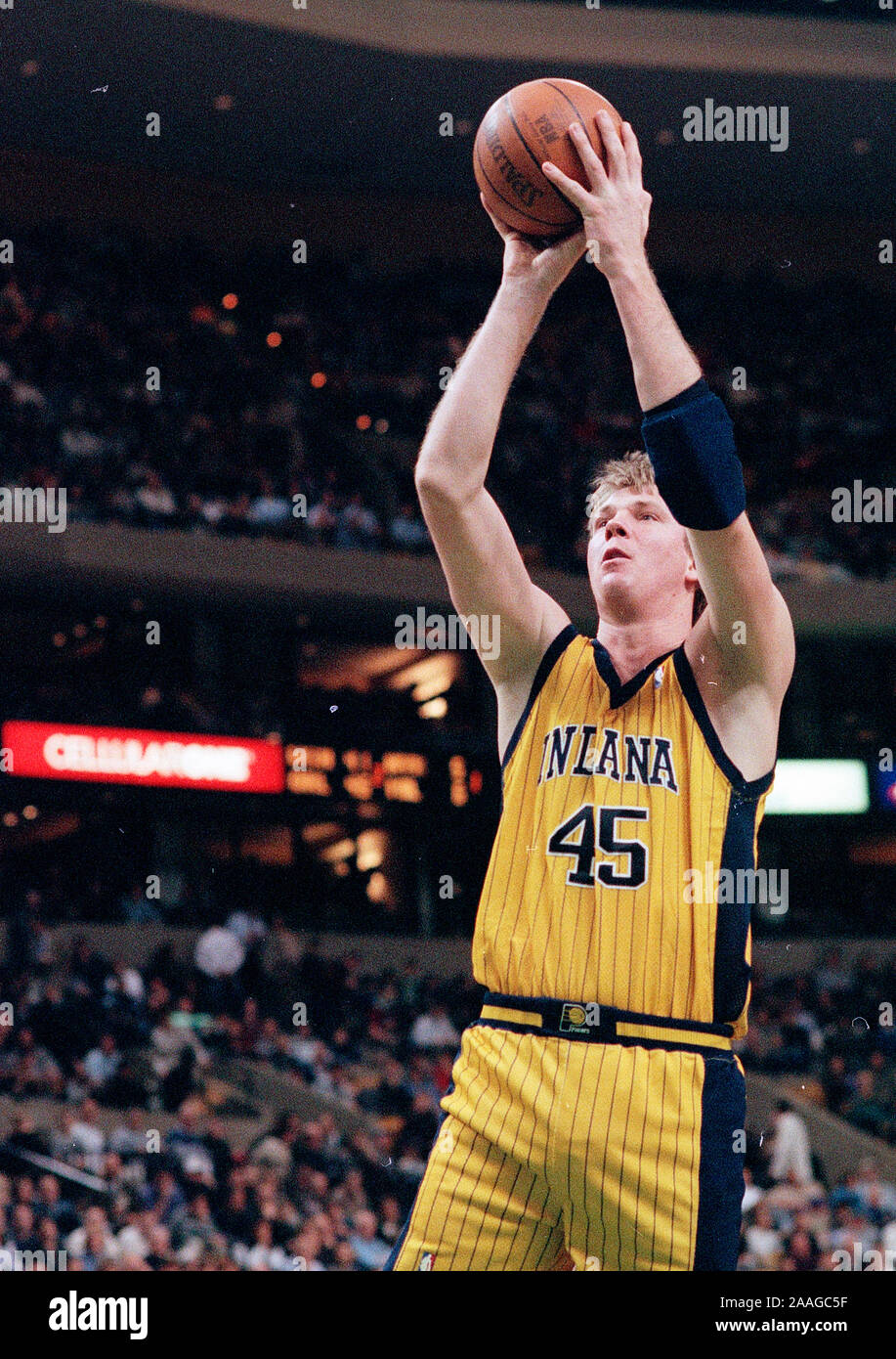 Indiana Pacers #45 Rik Smits und schießt den Ball beim Basketball Spiel gegen die Boston Celtics im Fleet Center in Boston, Ma USA Feb 9,2000 Foto von Bill belknap Stockfoto