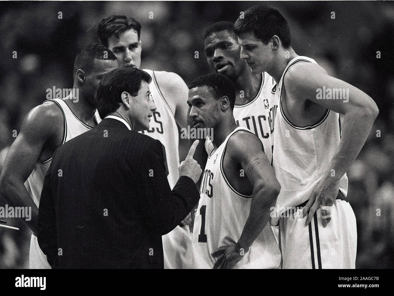 Boston Celtics Trainer Rick Petino Gesten an seinem Team Dana Baros, Andrew DeClercq, Walter McCarty, Travis Ritter während des Spiels gegen die Orlando Magic im Fleet Center in Boston, Ma USA 1997 Foto von Bill belknap Stockfoto