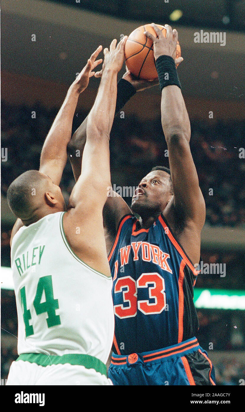 New York Knicks #33 Patrick Ewing schießt auf Boston Celtics #44 Eric Riley während Basketball spiel action im Fleet Center in Boston, Ma USA Feb 26,1999 Foto von Bill belknap Stockfoto
