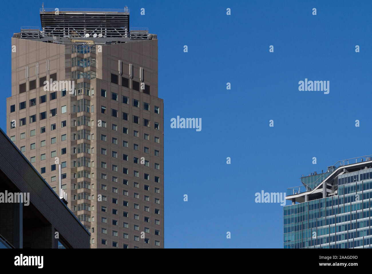Touristen auf der Aussichtsplattform oben auf dem neuen Shibuya Scramble Square Tower (rechts) mit dem Cerulean Tower Hotel Tower (links) Tokio, Japan Stockfoto