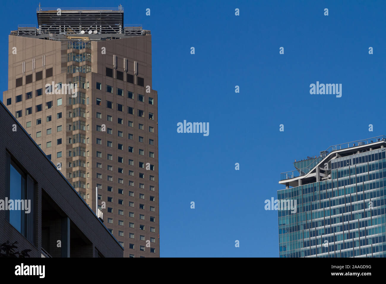 Touristen auf der Aussichtsplattform oben auf dem neuen Shibuya Scramble Square Tower (rechts) mit dem Cerulean Tower Hotel Tower (links) Tokio, Japan Stockfoto