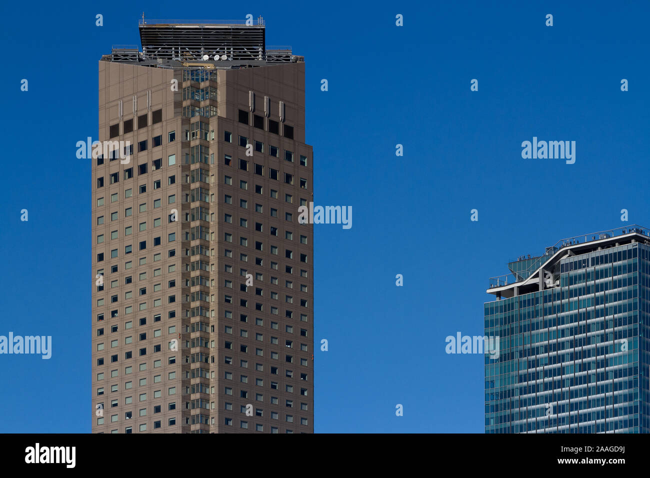 Touristen auf der Aussichtsplattform oben auf dem neuen Shibuya Scramble Square Tower (rechts) mit dem Cerulean Tower Hotel Tower (links) Tokio, Japan Stockfoto