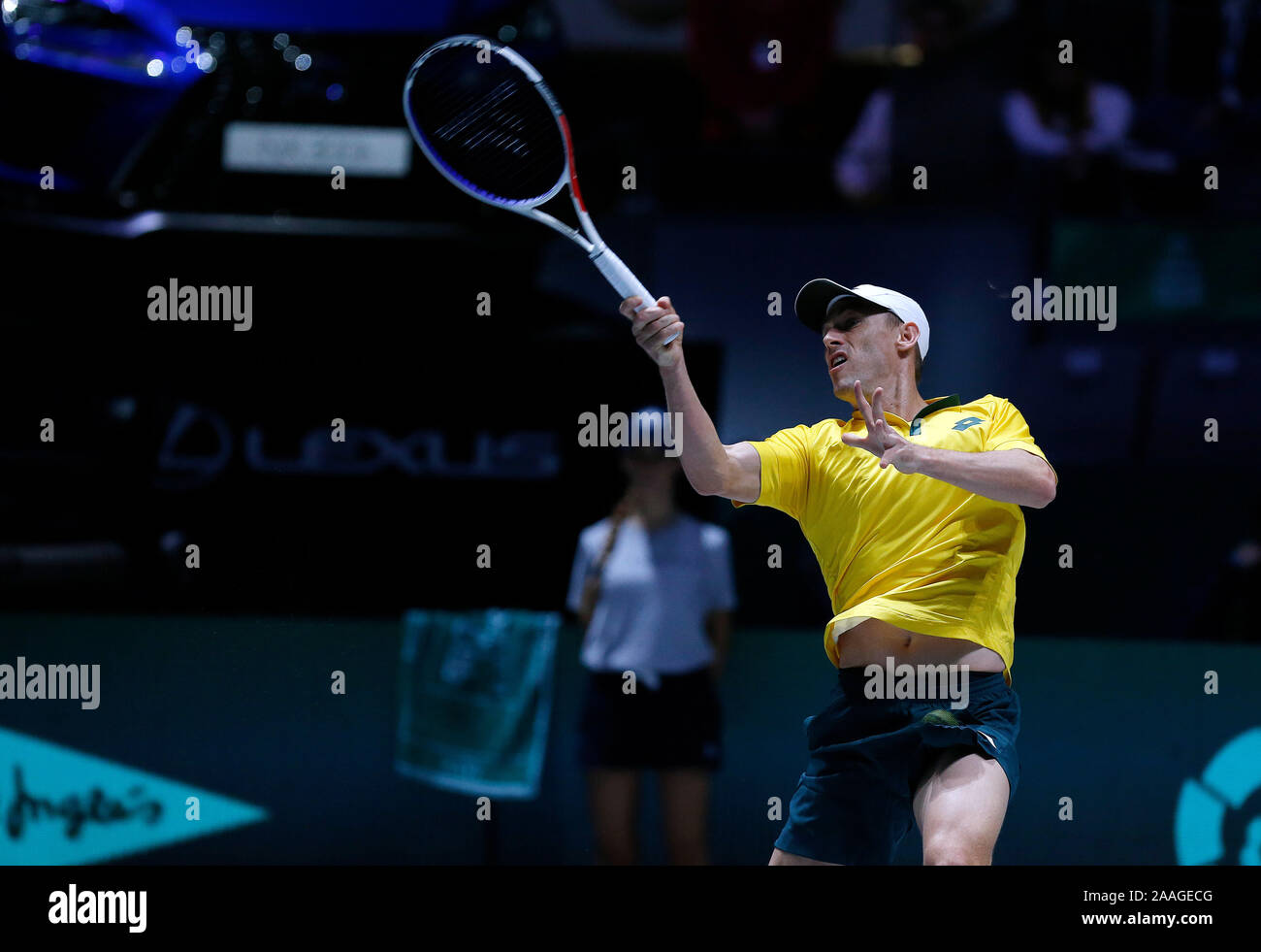 John millman von Australien spielt eine Vorhand gegen Vasek Pospisil von Kanada bei Tag 4 der 2019 Davis Cup im La Caja Magica in Madrid. Pospisil gewinnt 7-6 6-4 Stockfoto