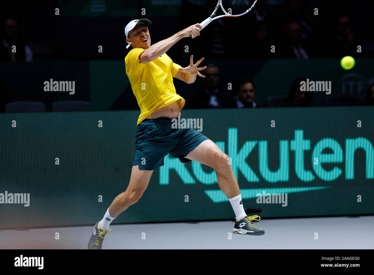 John millman von Australien spielt eine Vorhand gegen Vasek Pospisil von Kanada bei Tag 4 der 2019 Davis Cup im La Caja Magica in Madrid. Pospisil gewinnt 7-6 6-4 Stockfoto