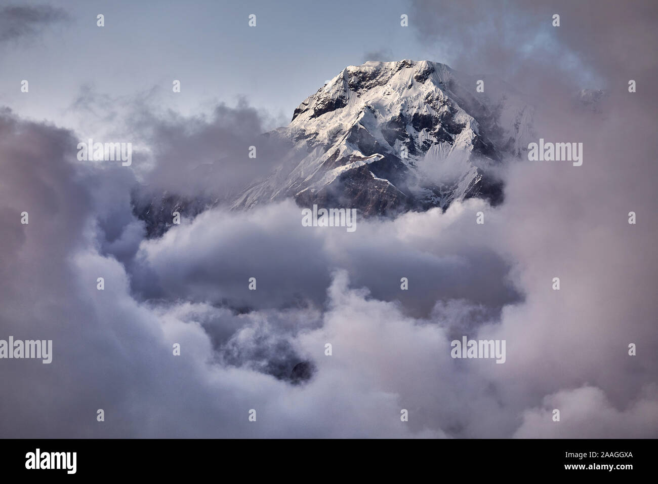 Annapurna South Peak close-up im Rahmen von Wolken bei Sonnenuntergang in der Nepal Himalaya Stockfoto